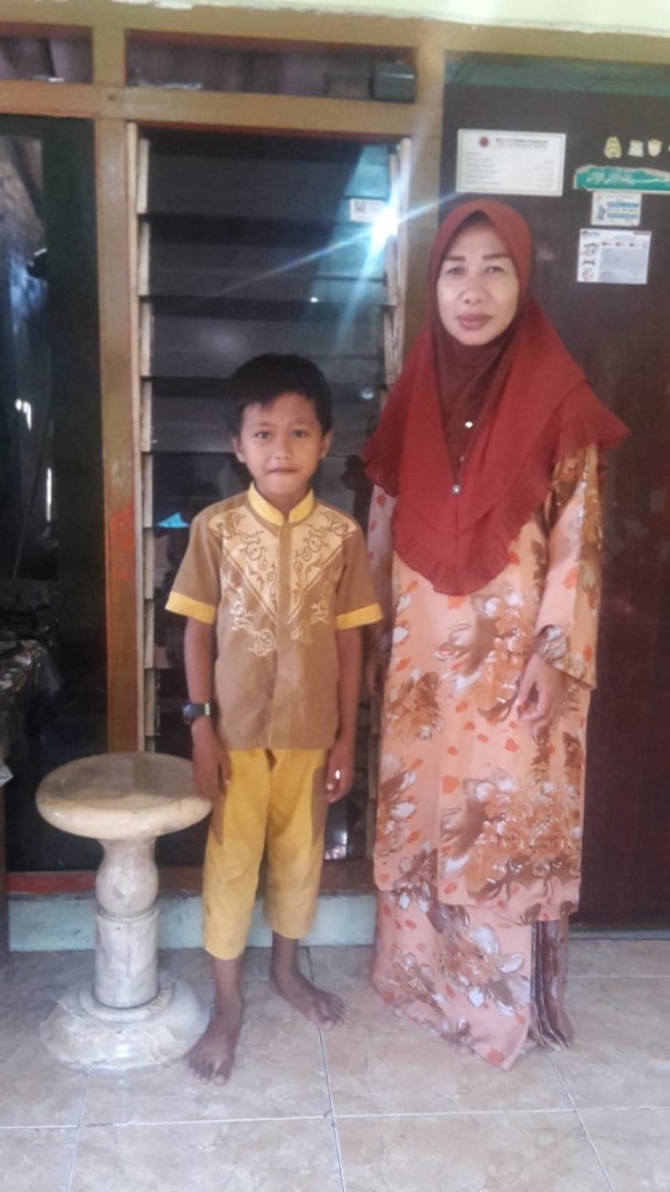 A mother from Indonesia is in dire need of a kidney surgery