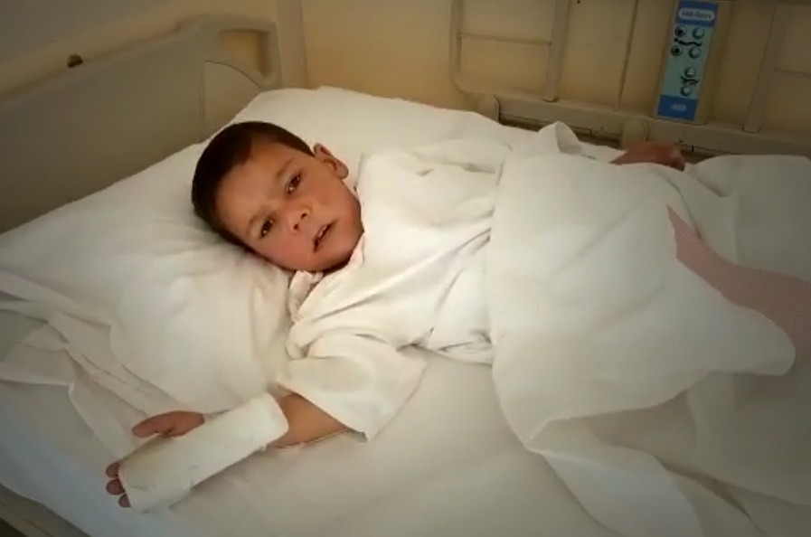 عمر طفل سوري لاجئ في لبنان عمره أقل من 4 سنوات  ويحتاج إلى الخضوع لجراحة في القلب