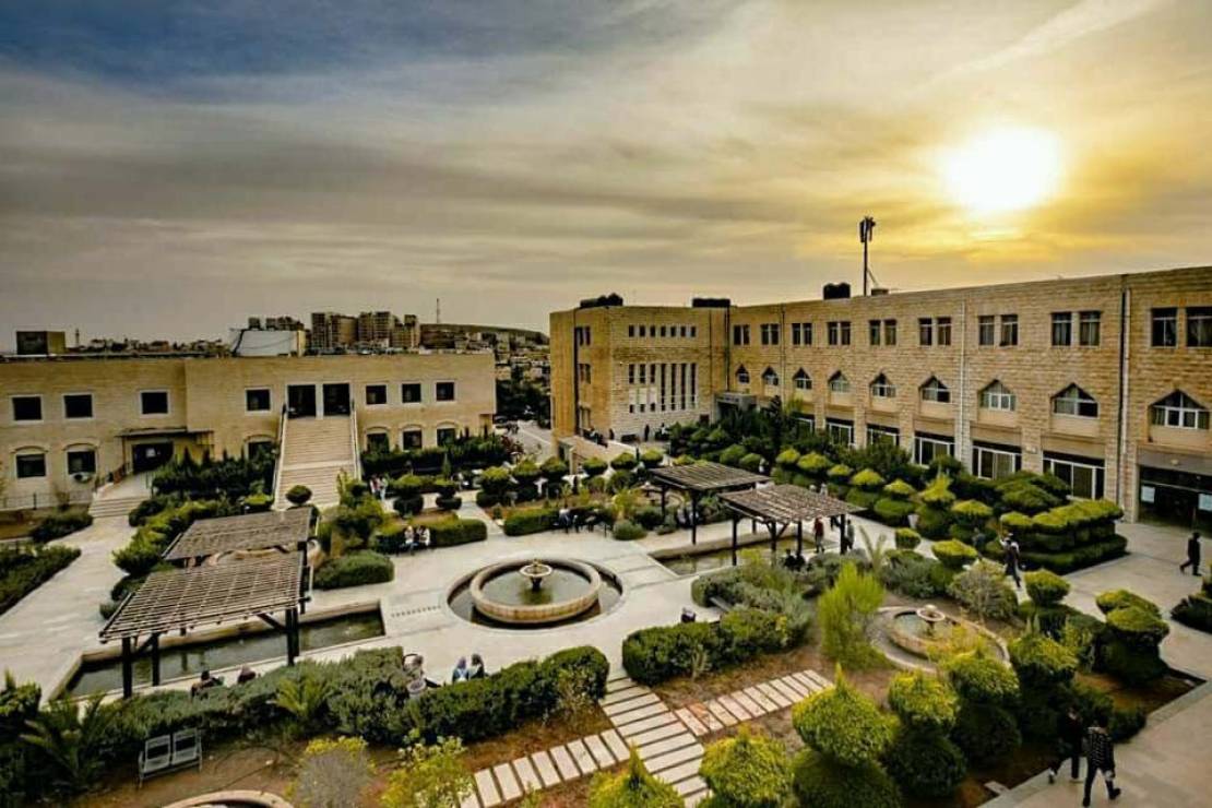 ايادي الخير  لمساعدة الطلبة المحتاجين