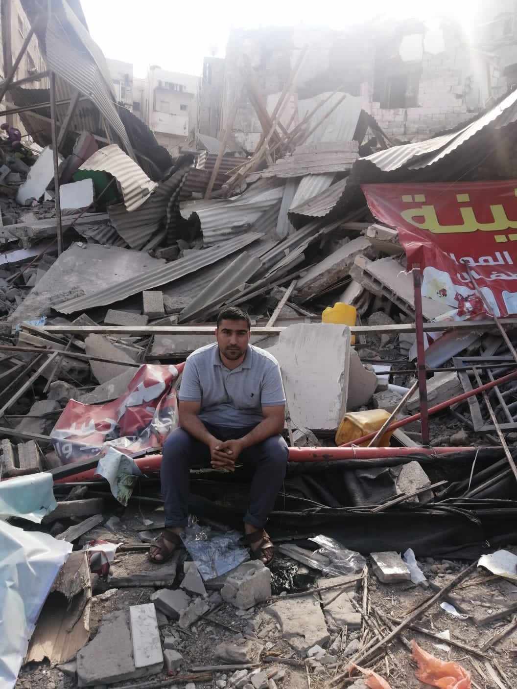 فقد 20 عاملاً فلسطينياً مصدر رزقهم نتيجة الهجوم الإسرائيلي على أحد المتاجر التي كانو يعملون فيها