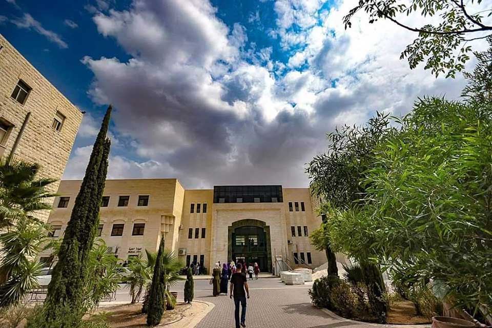 دعم طالبة علم فلسطينية فقيرة لاستكمال دراستها الجامعية