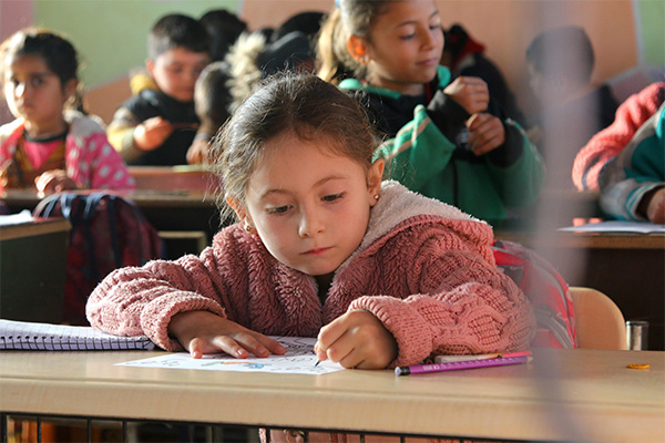 أرسل طفلا الى المدرسة لعام كامل