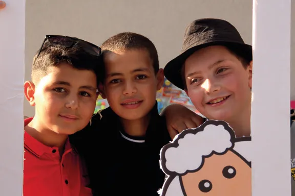 ارسم البسمة على وجه يتيم