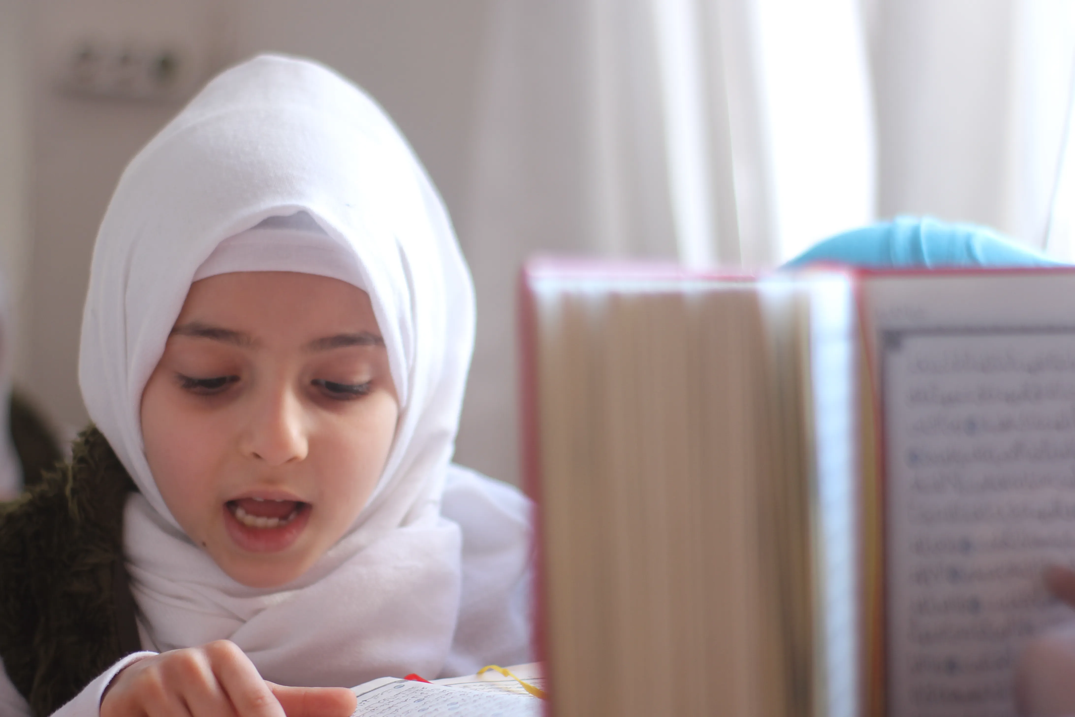 أجر لا ينقطع في العشر من ذي الحجة: كن شريكاً في مشاريعنا القرآنية والتعليمية