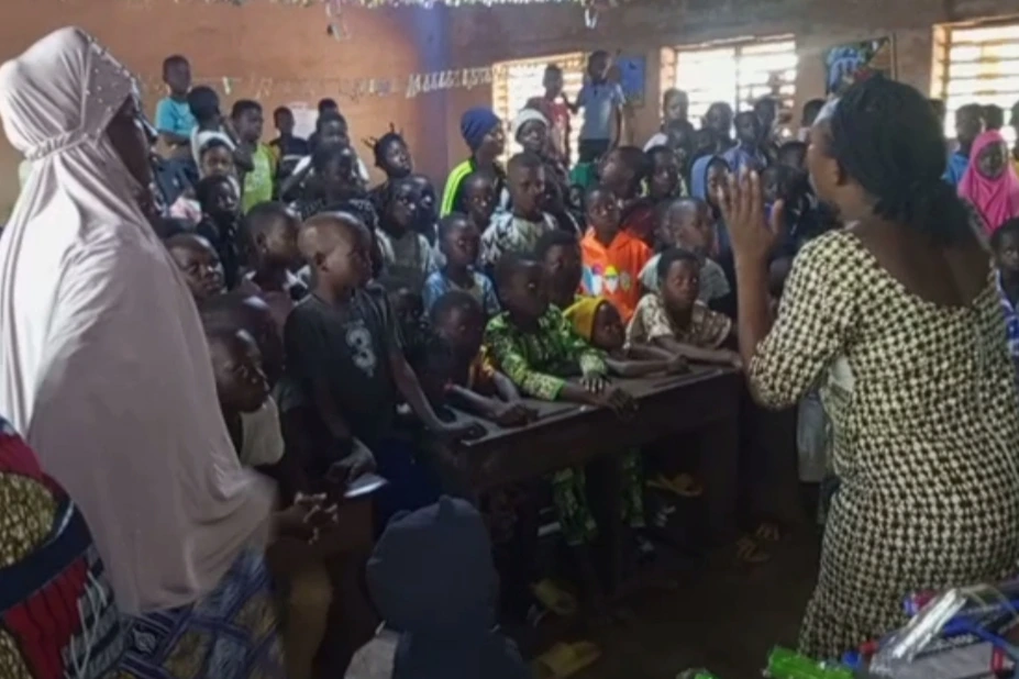 Distribution de kits scolaires aux enfants orphelins vulnérables de la commune de Parakou