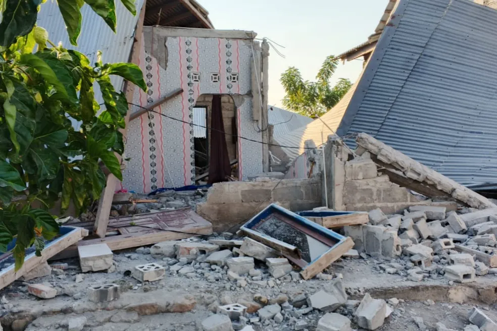 إغاثة طارئة: زلزال بقوة 7.7 درجة يدمر NTT، إندونيسيا