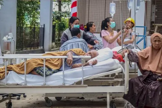 فلوريس جريحة جراء الزلزال لِنَحْمِلْ إليهم الأمل