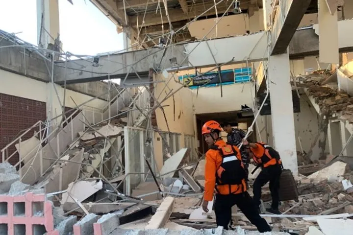 فلوريس جريحة جراء الزلزال لِنَحْمِلْ إليهم الأمل