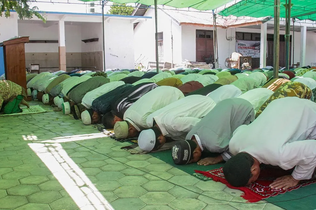 لِنُعِدْ تَأْهِيلَ مَرَافِقِ الْعِبَادَةِ، وَلْنُسَاعِدْ أَهْلَ نُوسَا تِنْغَارَا الشَّرْقِيَّةِ عَلَى الْعِبَادَةِ مِنْ جَدِيد