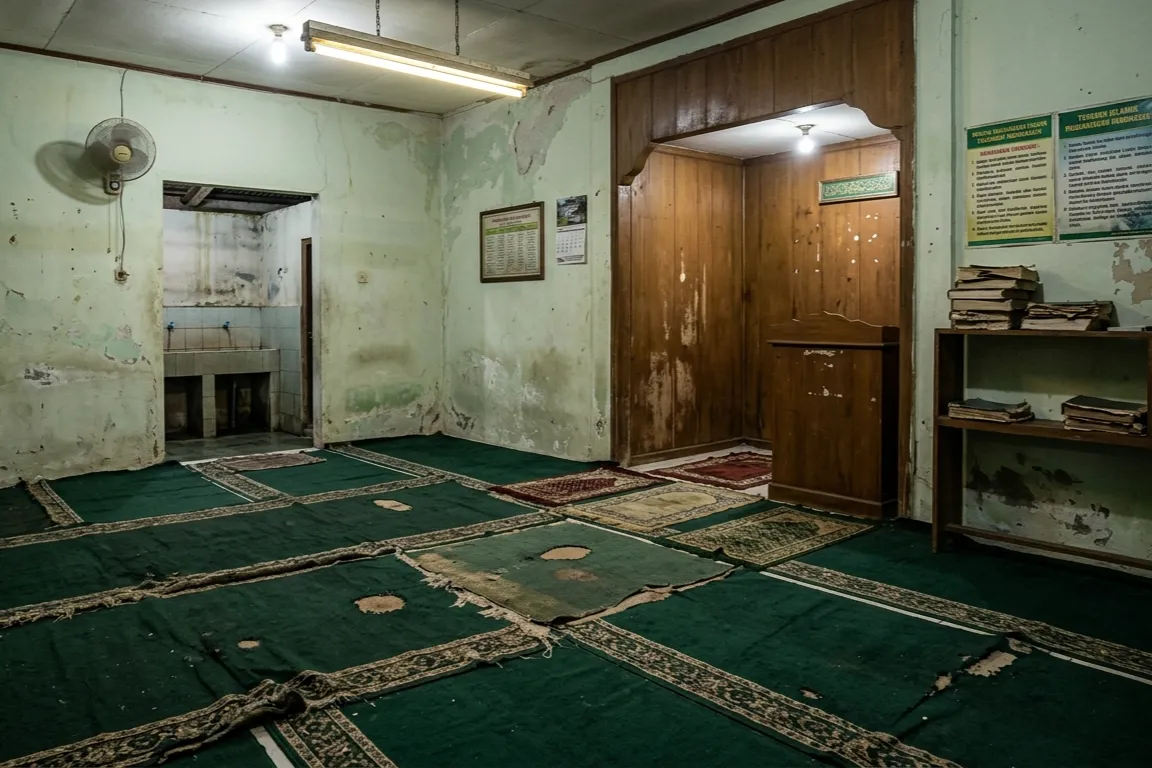 لِنُعِدْ تَأْهِيلَ مَرَافِقِ الْعِبَادَةِ، وَلْنُسَاعِدْ أَهْلَ نُوسَا تِنْغَارَا الشَّرْقِيَّةِ عَلَى الْعِبَادَةِ مِنْ جَدِيد
